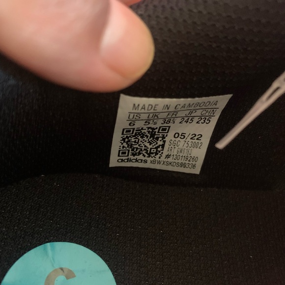 Adidas Kids Shoes in Pink and Black. - Picture 5 of 9